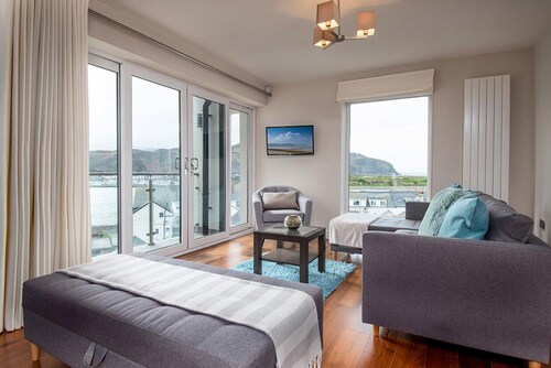 Castle Penthouse - One Bedroom Cottage, Sleeps 2