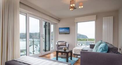 Castle Penthouse - One Bedroom Cottage, Sleeps 2