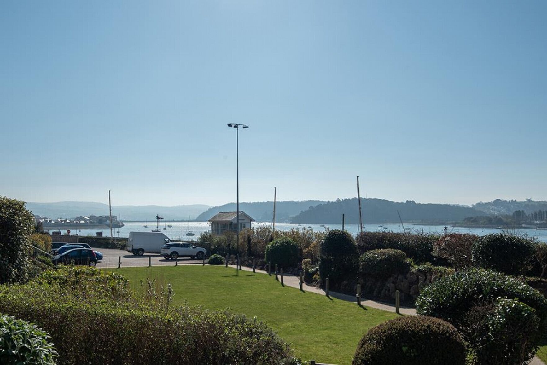 Parkeerplaatsen op het terrein
