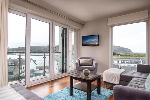 Castle Penthouse - One Bedroom Cottage, Sleeps 2