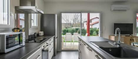 Réfrigérateur, four à micro-ondes, un four, surface de cuisson