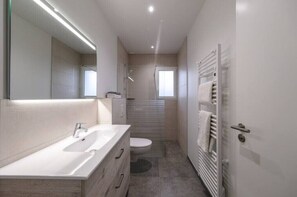 Shower, hair dryer, towels, soap - NEW Riverside air conditioned calm enclave (Espelette)