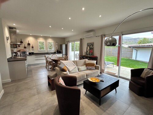 NEW-walk to town-climatisé-terrasse-pets-parking-calm