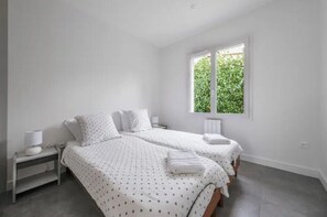 2 عدّة غرف نوم ومكواة/لوح كي وسرير سفر وواي فاي مجانًا