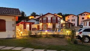 Un barrio residencial con varias casas, una piscina y un automóvil estacionado.