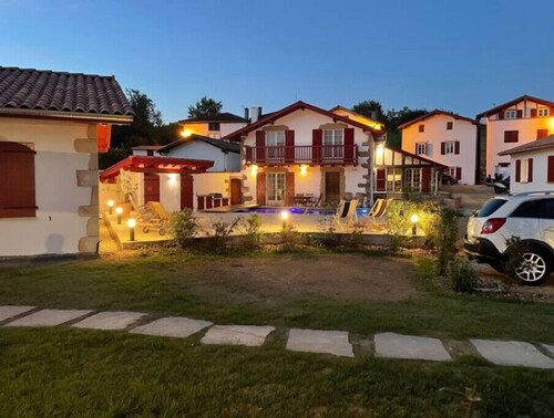 NOUVELLE maison CLIMATISÉE de 2 chambres, au pied du bourg, vue imprenable, calm