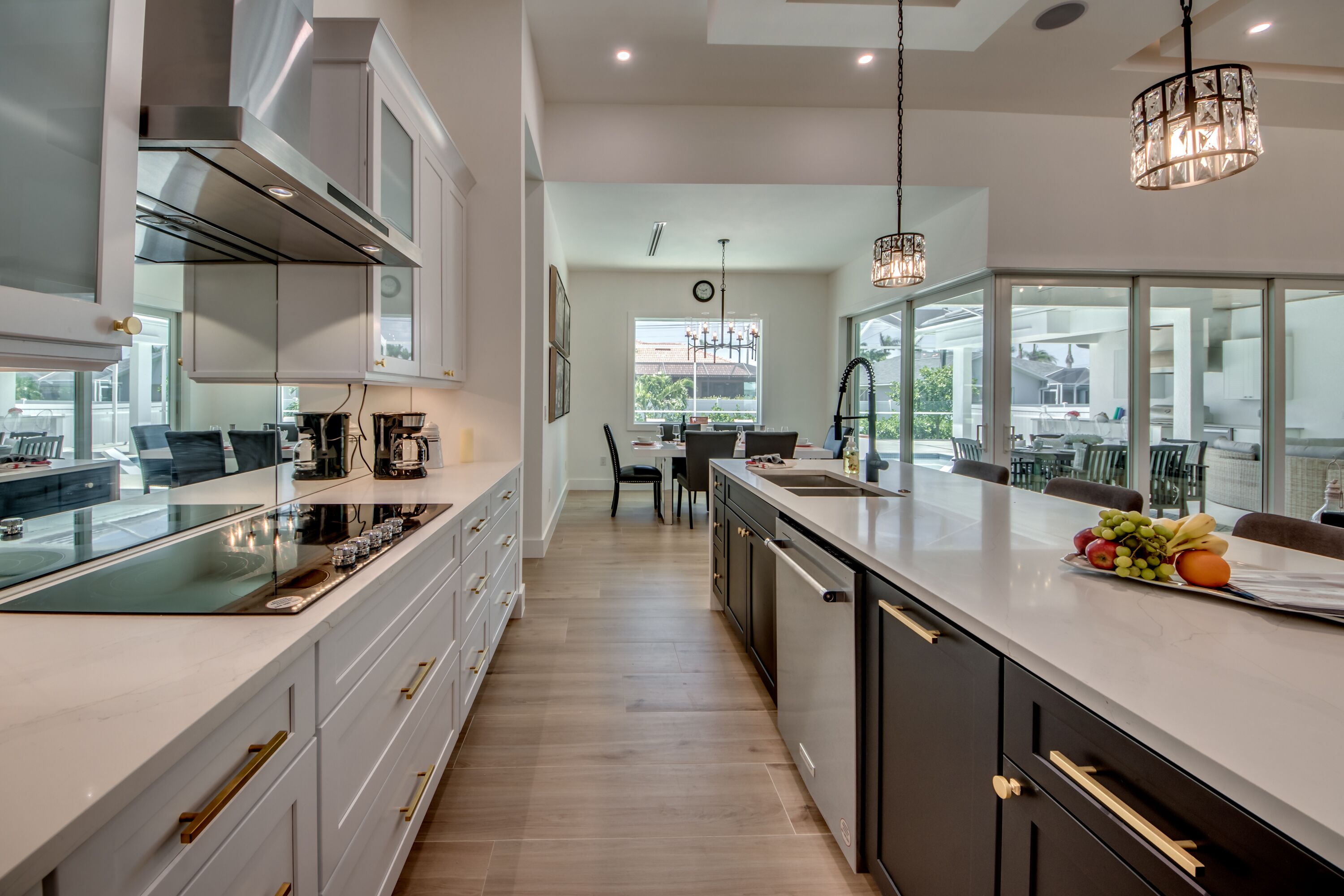 Una cocina moderna con una isla central, electrodomésticos de acero inoxidable y un comedor con vistas.