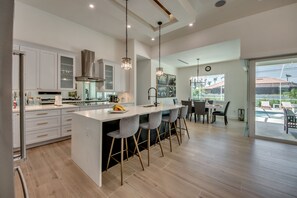 Refrigerador, microondas, horno y parrilla de estufa 