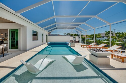 Coral Cabana -Waterfall Light Show-3 Bedroom/3 Bath/Heated Pool-Sitting Pool