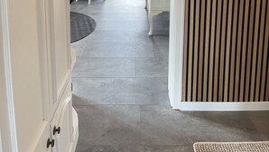 A hallway leading to a dining area with a view of the kitchen. - Charming Holiday House (Mastershausen)