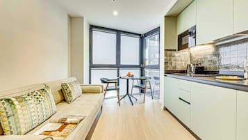 Apartemen, ensuite | Dapur pribadi | Lemari es besar, microwave, mesin pencuci piring, dan ketel listrik