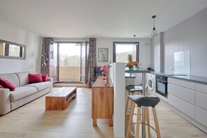 A modern apartment with a living room, kitchenette, and a balcony. - Swingcat - Charmant appt pour 2 (Athis Mons)