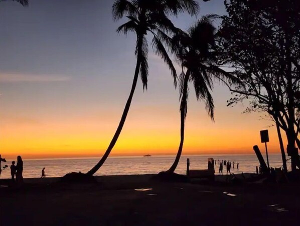 Playa en los alrededores, camastros y toallas de playa 