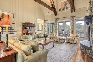 Smart TV, caminetto, studio