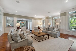 Smart-tv, een open haard en een kantoor