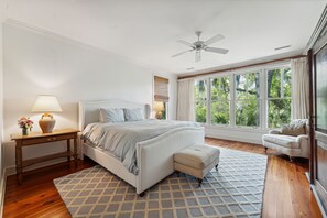 4 bedrooms, desk, iron/ironing board, travel crib
