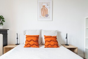 2 chambres, bureau, fer et planche à repasser