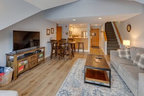 TV - Loon `Penthouse` with Amenities (Lincoln)