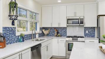 Frigorífic, microones, forn i placa de cuina