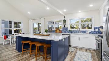 Frigorífic, microones, forn i placa de cuina