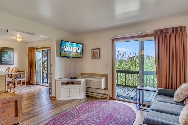 Beautiful Assateague Inn 107A is located directly on Eel Creek.