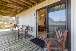 Outdoor dining - Assateague Inn 110 by Seaside Vacations & Sales (Chincoteague Island)