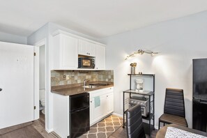 Micro-ondes, four, plaque de cuisson, cafetière/bouilloire