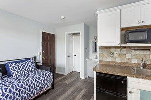 2 bedrooms, free WiFi, bed sheets - Assateague Inn 111 by Seaside Vacations & Sales (Chincoteague Island)