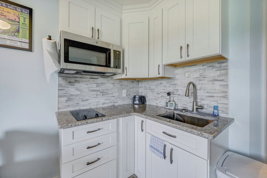 Mini réfrigérateur, micro-ondes, plaque de cuisson, cafetière/bouilloire