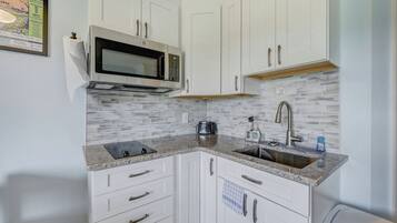 Mini réfrigérateur, micro-ondes, plaque de cuisson, cafetiÚre/bouilloire