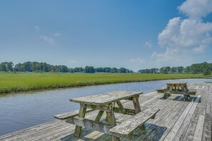 Outdoor dining - Assateague Inn 205 by Seaside Vacations & Sales (Chincoteague Island)