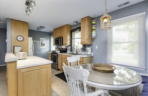 Refrigerador, microondas, horno y cafetera y tetera 