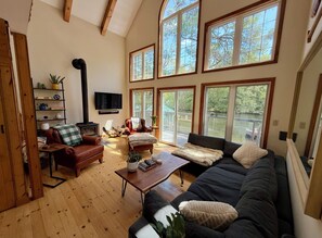 Smart-TV, Kamin, Stereoanlage