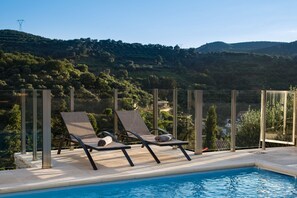Alberca al aire libre por temporada y sombrillas en la alberca 