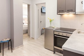 Apartment | Private kitchen | Full-size fridge, oven, stovetop, electric kettle