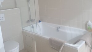 A modern bathroom with a bathtub, shower, and toilet. - Exceptional family lodge in the heart of nature, 60 kms from Paris. (LA BOISSIÈRE-ÉCOLE)