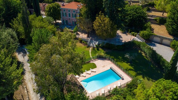 An aerial view of a property with a swimming pool, a large house with a red roof, and surrounding greenery. - Stunning private villa for 11 people with private pool, A/C, WIFI, TV and patio (Draguignan)