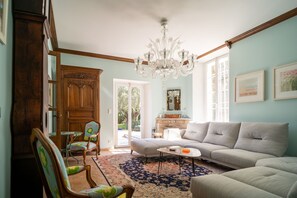 Televisio, takka, DVD-soitin, stereot