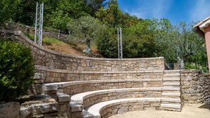 A stone amphitheater with tiered seating, surrounded by trees and a stone wall. - Stunning private villa for 11 people with private pool, A/C, WIFI, TV and patio (Draguignan)