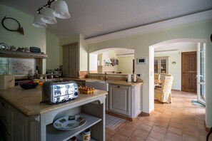 Frigorifero, microonde, forno, lavastoviglie