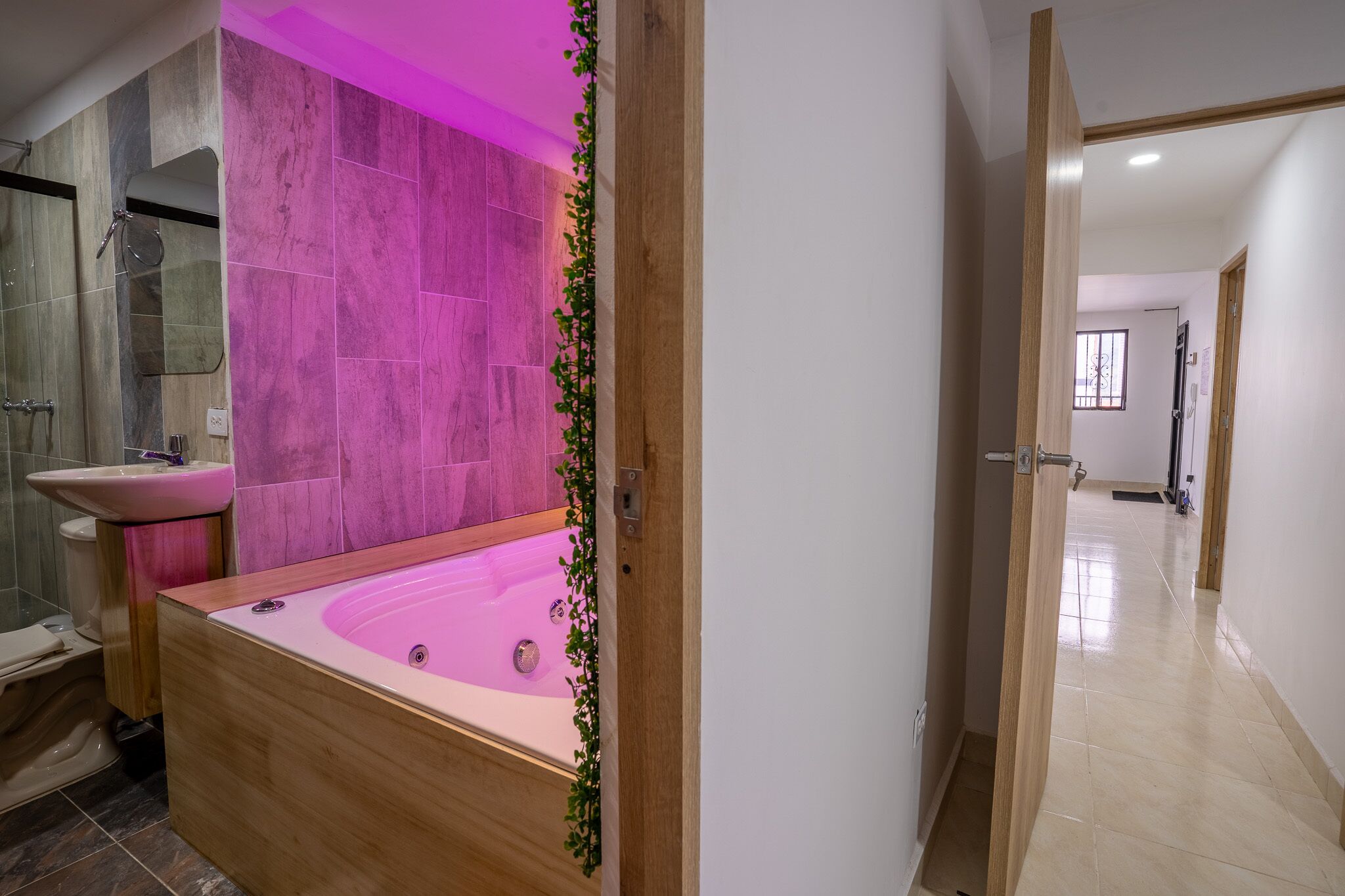 Dusche, Whirlpool, Bidet, Handtücher