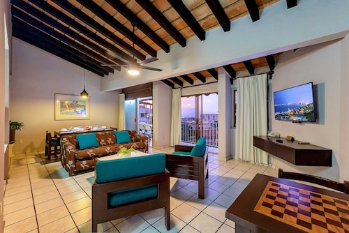 WIVC Alta Vista Condo - Stunning Views, Close to the Beach & Romantic Zone