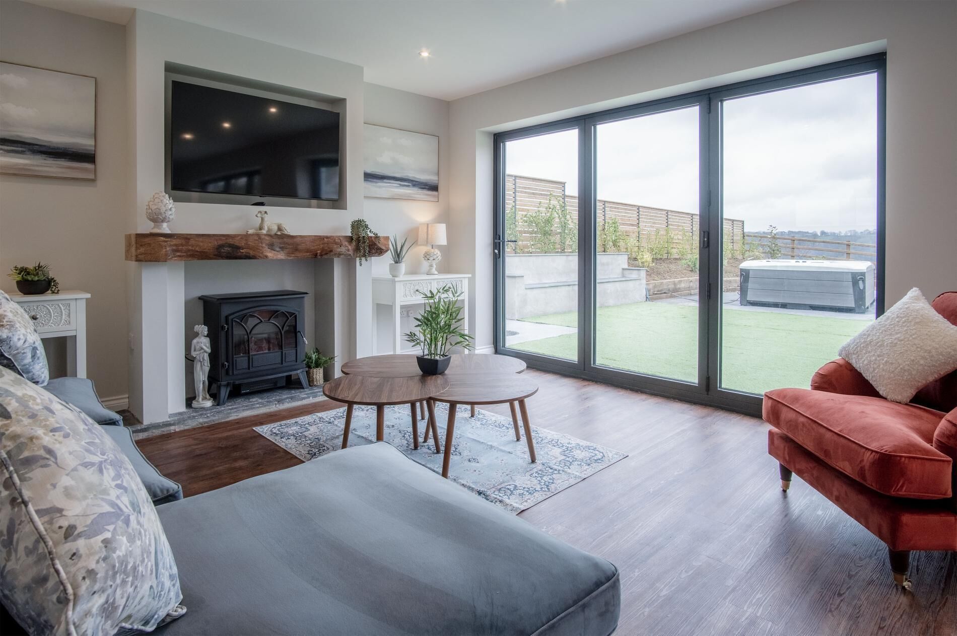 Smart TV, fireplace