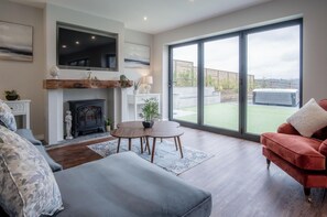 Een smart-tv en een open haard