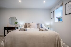 2 bedrooms, iron/ironing board, WiFi