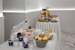 Breakfast buffet - Palazzo Sant'Antonio (Naples)