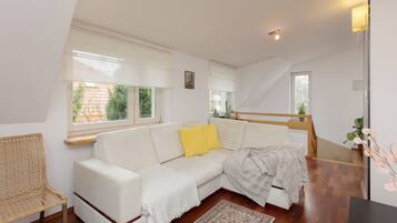 House, 2 Bedrooms, 2 Bathrooms, Garden View | Living room