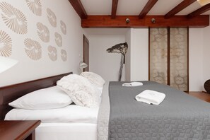 Casa, 2 habitaciones, 2 baños, vista al jardín | 2 habitaciones, cunas y ropa de cama