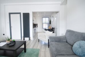 TV - Beautiful 3-bed apartment by beach & town centre! (Swansea)