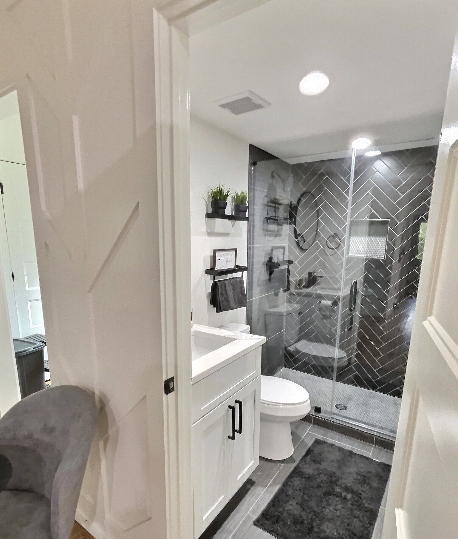 Suihku, hiustenkuivaaja, pyyhkeet, saippua